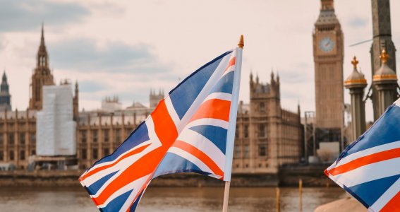 England Flagge vor dem Big Ben