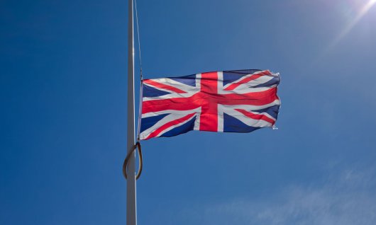 England Flagge weht im Wind