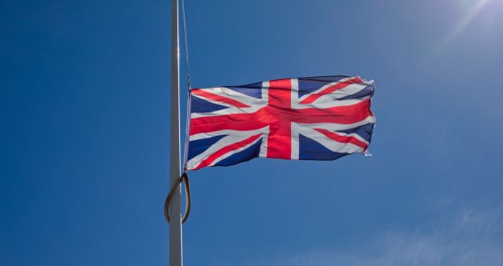 England Flagge weht im Wind