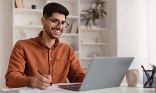 Mann arbeitet am Laptop