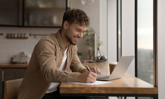 Mann arbeitet am Laptop