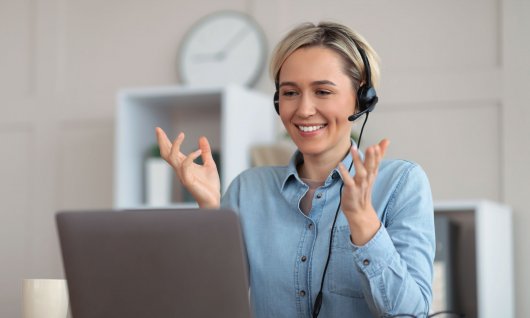 Frau arbeitet im Homeoffice