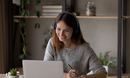 Frau trägt eine Headset