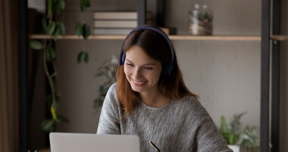 Frau trägt eine Headset