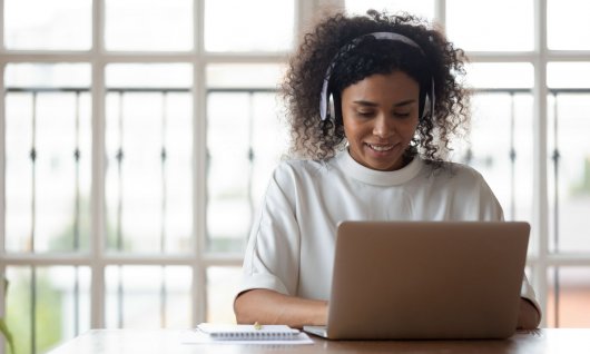 Frau schaut auf den Bildschirm ihres Laptops