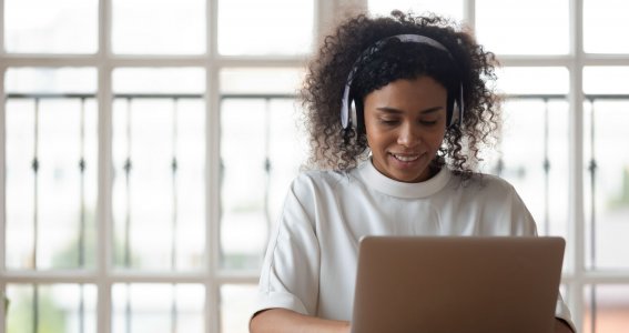 Frau schaut auf den Bildschirm ihres Laptops