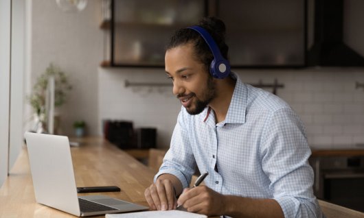 Mann trägt ein Headset