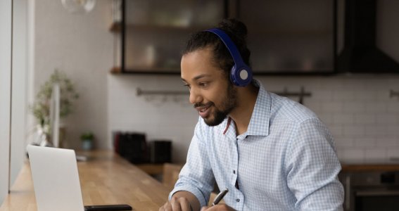 Mann trägt ein Headset