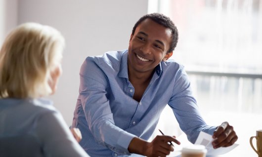 Mann und Frau unterhalten sich