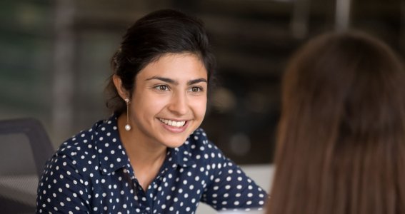 Zwei Personen führen eine Konversation