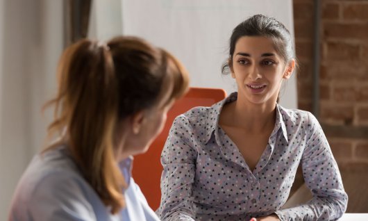 Zwei Frauen schauen sich an