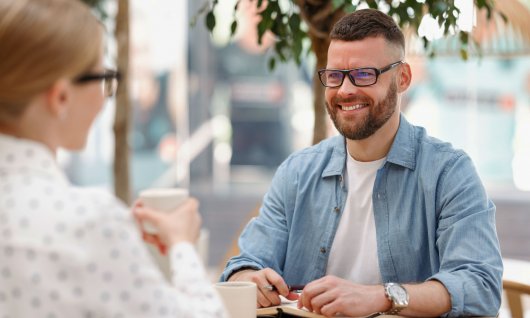 Zwei Personen schauen sich an