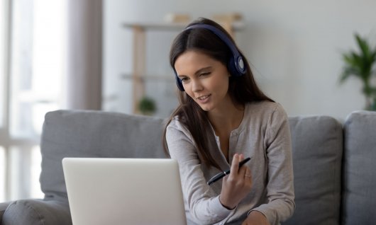 Frau arbeitet am Laptop