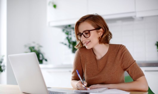 Frau schaut auf Bildschirm des Laptop