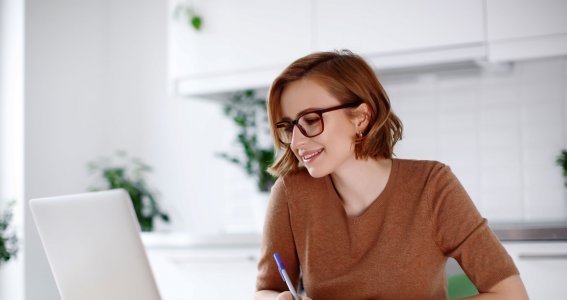 Frau schaut auf Bildschirm des Laptop