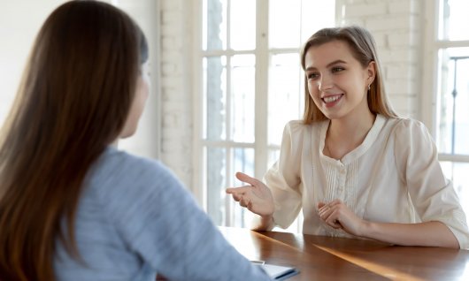 Zwei Frauen unterhalten sich