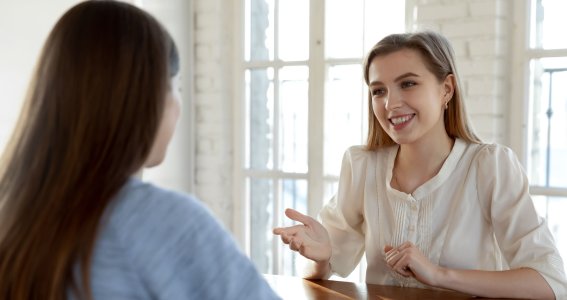 Zwei Frauen unterhalten sich