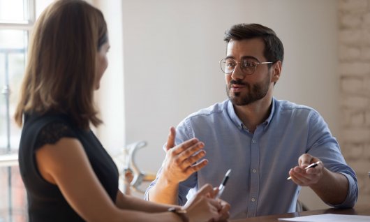Mann und Frau unterhalten sich