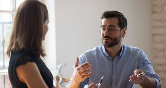 Mann und Frau unterhalten sich