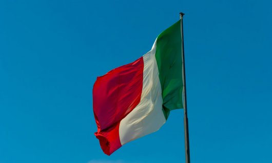 Bild der italienischen Flagge am Mast