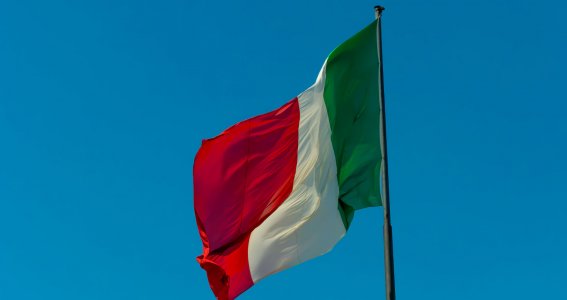 Bild der italienischen Flagge am Mast
