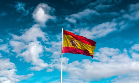 Spanische Flagge an einem Mast