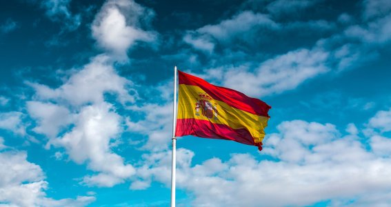 Spanische Flagge an einem Mast