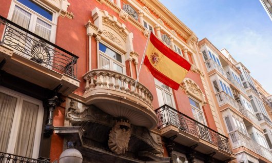 Spanische Flagge hängt am Haus