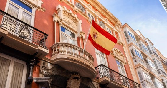 Spanische Flagge hängt am Haus