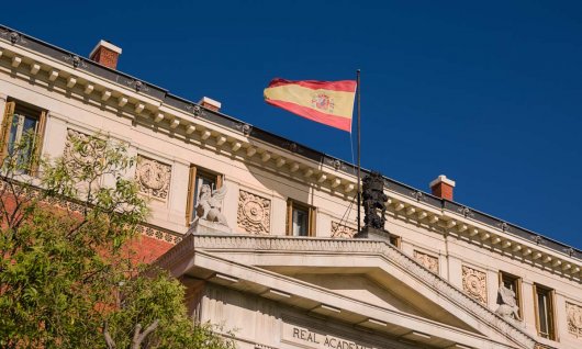 Flagge von Spanien hängt an einem Gebäude