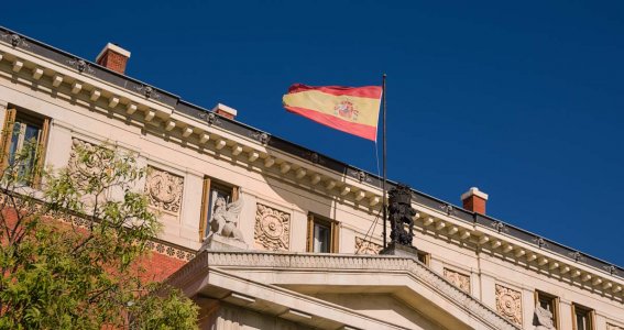 Flagge von Spanien hängt an einem Gebäude