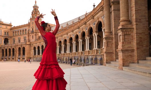 Flamenco Tänzerin in einem roten Kleid