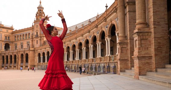 Flamenco Tänzerin in einem roten Kleid