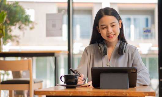 Frau arbeitet am Tablett