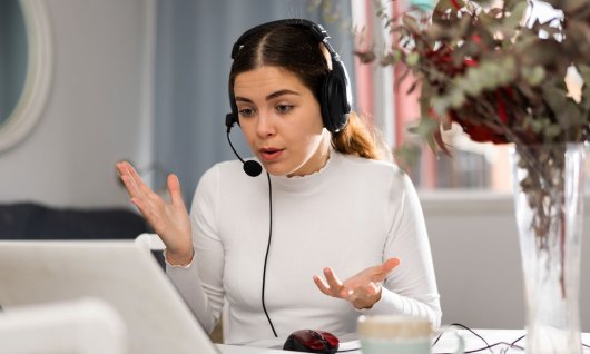 Frau trägt eine schwarzes Headset