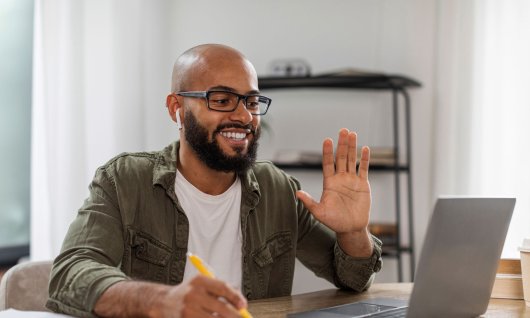 Mann hält die Hand hoch 