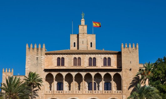 Spanische Flagge auf einem Mast