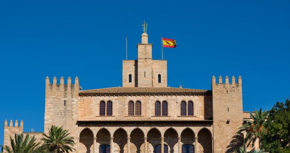 Spanische Flagge auf einem Mast