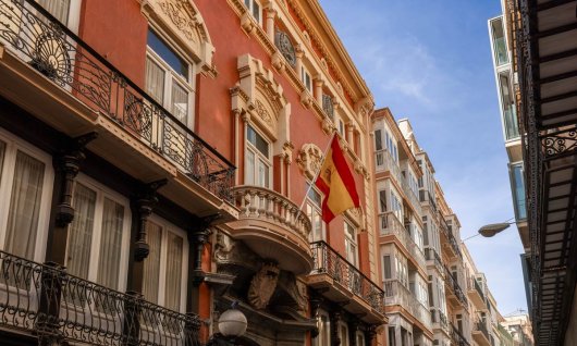 Spanische Flagge auf einem Mast