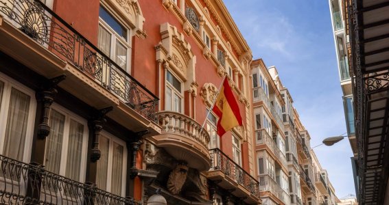 Spanische Flagge auf einem Mast