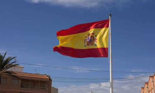 Spanische Flagge weht im Wind