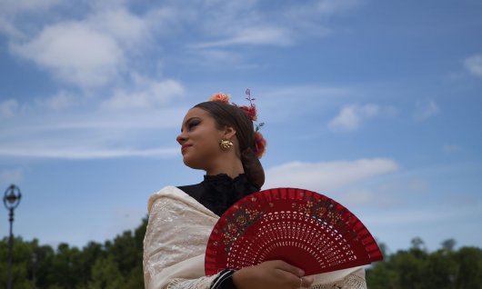 Spanische Tänzerin hält einen Fächer 