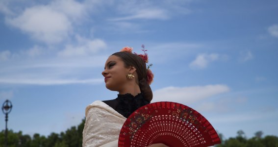 Spanische Tänzerin hält einen Fächer 
