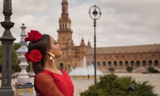 Flamenco Tänzerin am Plaza de España in Sevilla