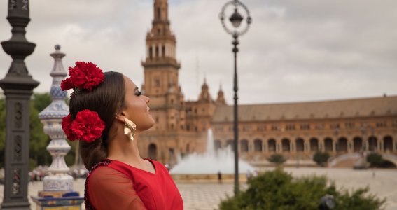 Flamenco Tänzerin am Plaza de España in Sevilla