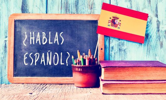 Eine Tafel und eine Spanische Flagge.