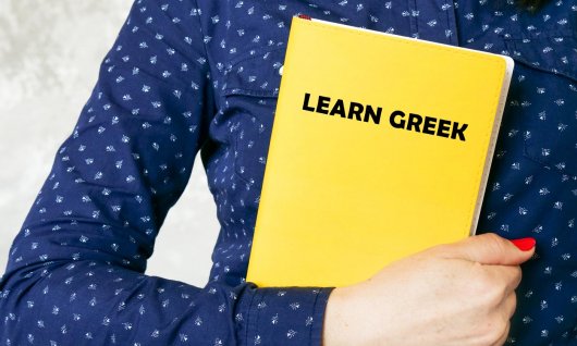 Eine gelbe Mappe mit der Aufschrift Greek.