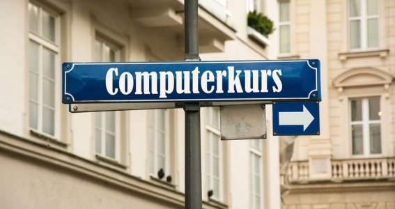 Straßenschild mit der Aufschrift Computerkurs