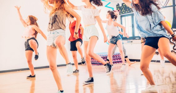 Teens tanzen Urban Elementary.
