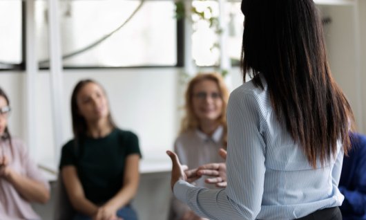 Frau hält einen Vortrag